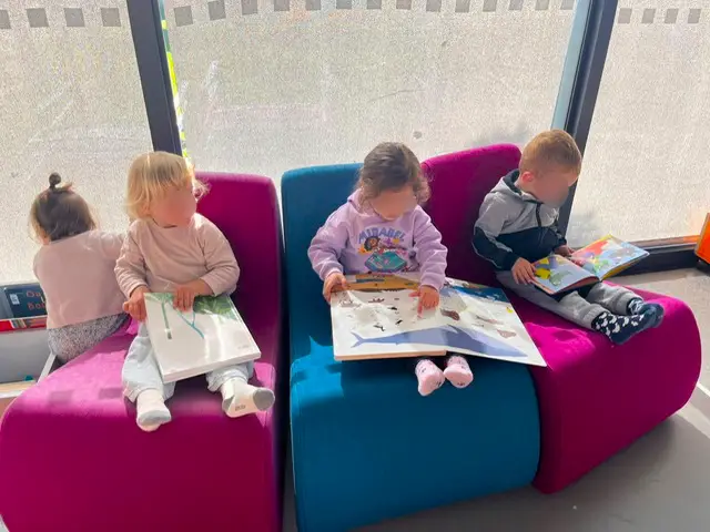 enfant lisant des livres