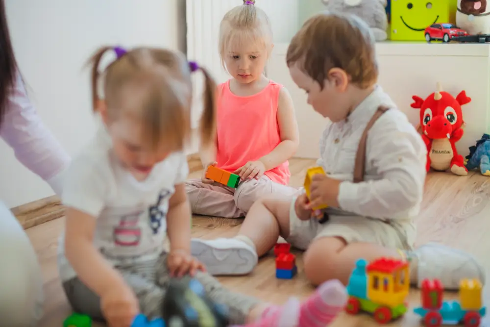 groupe d'enfant dans la salle de jeux