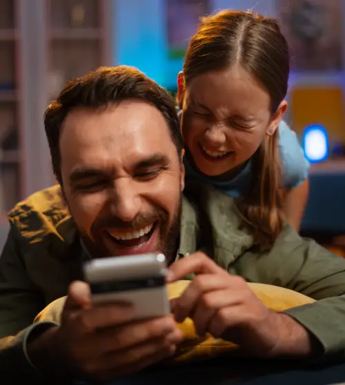 papa et fille jouant à la maison